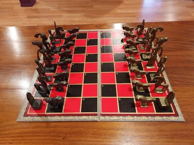 Raro juego de ajedrez antiguo de latón y bronce de mitología griega  Foto 1 de 4