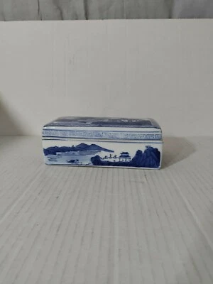 Antigua caja cubierta de paisaje azul y blanco de porcelana china marca Qianlong Foto 1 de 4