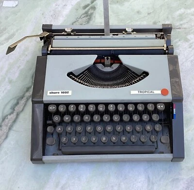 MÁQUINA DE ESCRIBIR OLIVETTI TROPICAL SHURE 1602. TECNO PICA. DISEÑO ESPAÑOL. 1980. Foto 1 de 4