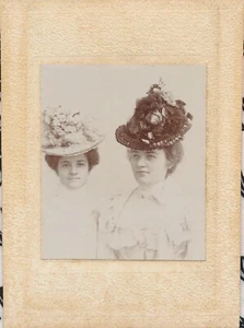 Kleine antike Fotokarte Frau Damen schöne Hüte Blumen NY Rembrandt Studio - Bild 1 von 5