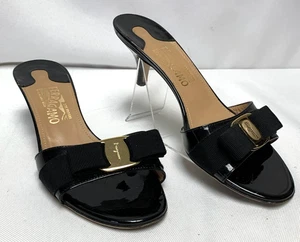 Sandali con tacco Salvatore Ferragamo Glo Vara dettaglio fiocco vernice misura 7,5 - Foto 1 di 13