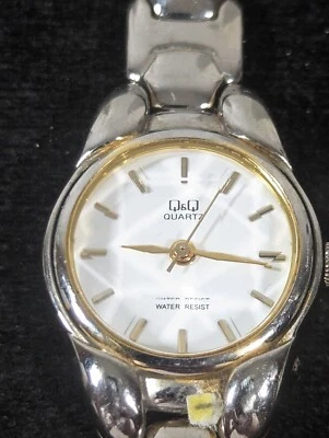 Reloj Q&Q esfera blanca cristal elevado tono plata caja redonda correa de eslabones Foto 1 de 4