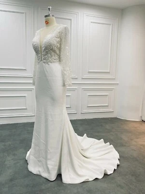 Apliques de encaje con cuentas, vestido de novia con cuello en V hundido | Vestido de novia "Kristen" Foto 1 de 4