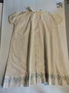 Antiguo Vestido Largo Bebé Envejecido Blanco Azul Punta de Pluma Corona y Acento de Vid - Imagen 1 de 15