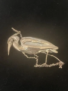 Broche prendedor grande de plata esterlina con grulla pájaro junto al agua - Imagen 1 de 7