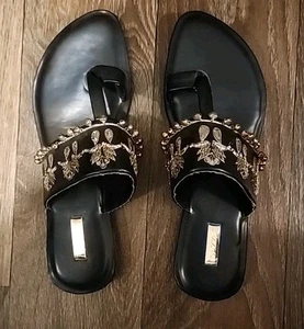 Schillernde schwarze Sandalen mit Schmucksteinen besetzt mit Gold neu ohne Karton Größe 8,5 US anprobiert/nicht getragen. - Bild 1 von 7