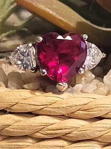 Anillo vintage Ross Simons rubí piedra en forma de corazón con 2 forma de corazón circonita cúbica 925 SS - Imagen 1 de 13