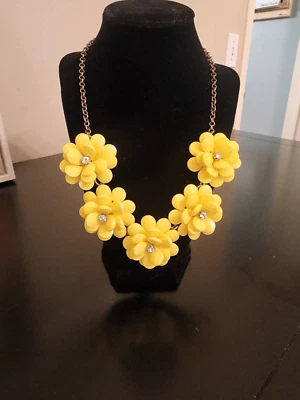 J. Collar Crew Flor Amarilla Declaración Tono Dorado Foto 1 de 4