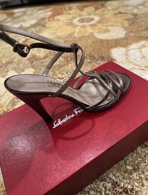 Sandalia Salvatore Ferragamo Noisette con tiras rubor avestruz 8B se adapta a EE. UU. 7,5 Foto 1 de 4