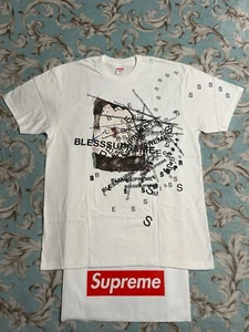 CAMISETA SUPREME BENS OBSERVADA EN UN SUEÑO (BLANCA) (GRANDE) CAJA FW23 LOGOTIPO GORRO - Imagen 1 de 15