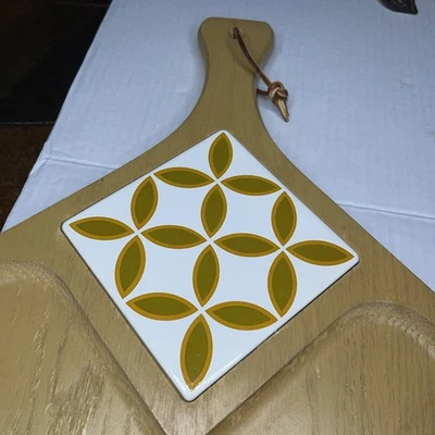 Tábua de charcutaria vintage retrô de madeira queijo com padrão de azulejo verde oliva - Imagem 1 de 4