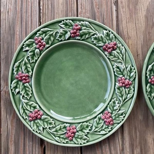 Assiettes de Noël vertes Bordallo Pinheiro baies rouges houx 9" ~ Lot de 2 Portugal - Photo 1/14