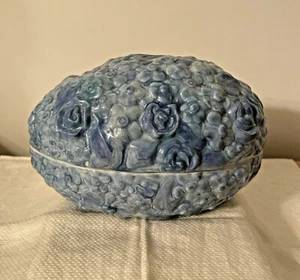 Vintage große Keramik Osterei bedeckt Schale / Schmuckschatulle blau erhaben Blumen - Bild 1 von 12