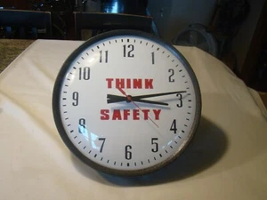 Vintage "Think Safety" 13" Metall Wanduhr mit Glaszifferblatt - Bild 1 von 9