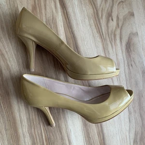 Zapatos de salón Vince Camuto VC-Kendall Peep Toe plataforma beige 9 defectos charol - Imagen 1 de 24