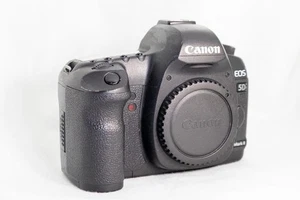 Corpo fotocamera reflex digitale Canon EOS 5D Mark II + impugnatura batteria BG-E6 con caricatore - Foto 1 di 10
