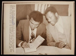 1975 Muhammad Ali Joe Frazier World Heavyweight Champions 8" x 11" Wire Photo - Picture 1 of 1