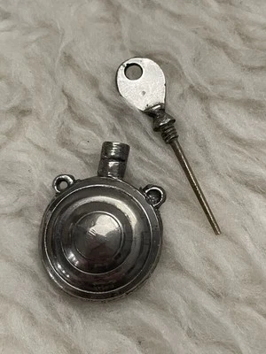 Antigua maceta islámica antigua de latón tallada a mano con tapa Surmadani Foto 1 de 4