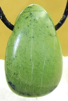 Nephrit     Anhänger   TROMMELSTEIN     gebohrt     Nr.8 - Bild 1 von 2