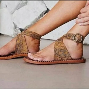 SANDALIAS BEEK MUJER CUERO TOBILLO CRUZADO ESTAMPADO SERPIENTE BRONCEADO NEUTRO TALLA 7 USADAS EN EXCELENTE ESTADO - Imagen 1 de 16