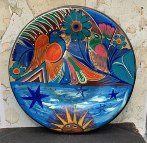 Mexican Folk Art Terracotta Wall Plate Hand Painted Enjoying Live W Birds 10 in - Foto 1 di 5
