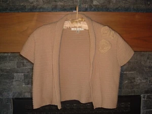 CAbi beige Shrugger Rohzucker hellbraun gehäkelt Achselzucken Pullover Rosetten Größe Small - Bild 1 von 3
