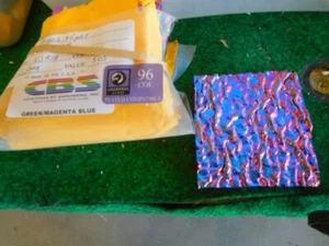 Vidrio dicroico: CBS 96COE verde/magenta/azul sobre textura ondulada de granito negro-3" cuadrado - Imagen 1 de 1