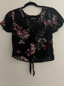 Juniors Mudd Black Floral T-Shirt Size X-Small - Picture 1 of 4