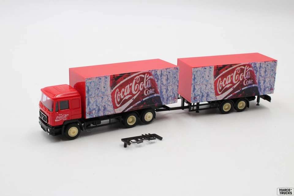 Camión de carga y remolque tándem Herpa MAN F90 “Coca Cola” conversión 1:87/HU23883 Foto 1 de 1