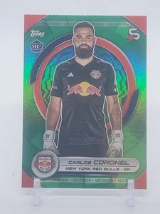 2024 Topps MLS Superstars Carlos Coronel #174 non comune verde parallelo RC NYRB - Foto 1 di 2