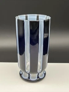 Anitque böhmisch tschechisch blau weiß geschliffenes Glas 5 5/8" Vase c1918-1925 - Bild 1 von 18