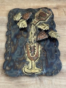 Arte en metal colgante de pared grande 3D aplicado uvas botella de vino vidrio iridiscente 26” - Imagen 1 de 23