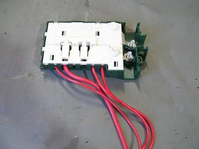 BMW 528i 2000 - caja reguladora de fusibles de batería de maletero trasero OEM 61138367768 Foto 1 de 4