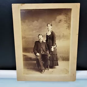 Antikes vergrößertes Familienfoto schwarz-weiß Ehepaar Hugh und Kate - Bild 1 von 5