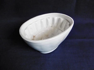 PETIT MOULE À DESSERT/GÂTEAU ANCIEN EN PORCELAINE VERNISSÉE PROBALBMENT ANGLAIS - Picture 1 of 8