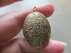 PRETTY VINTAGE GOLD TONE LARGE PHOTO LOCKET FOB CHARM PENDANT KEEPSAKE NECKLACE - Picture 1 of 4