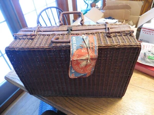 Wicker Picnic Basket Sutcase Cunard White Star "Queen Mary" First Cl Baggage Tag - Picture 1 of 12