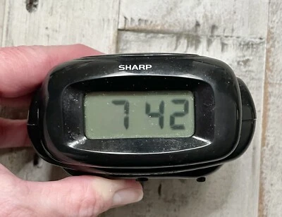 Reloj despertador digital Sharp, negro, pantalla LCD, funciona con pilas, reloj de viaje Foto 1 de 4