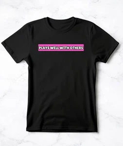 Neu T-Shirt "Spielt gut mit anderen" Humorvoll Gespräch Starter - Bild 1 von 3