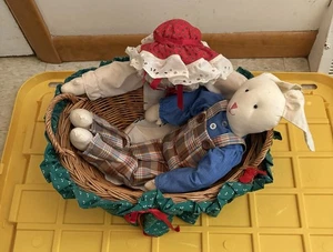 Cesta de mimbre con asas decoración señora, claus con conejo de peluche - Imagen 1 de 15
