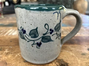 Vintage Great Bay Keramik 12 Unzen Becher Trailing Ivy Greenbay N.H. grau grün blau - Bild 1 von 7