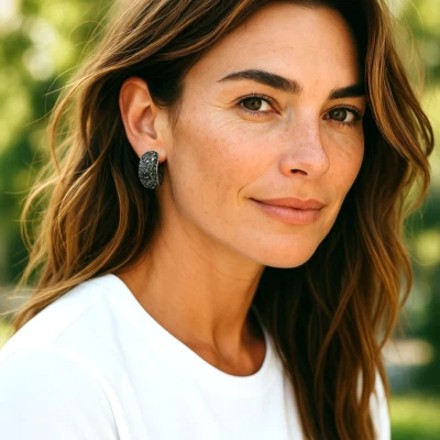 Pendientes de aro trasero de plata esterlina 925 Smokey Pave CZ Omega de Charles Winston Foto 1 de 4