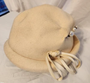 Vintage 1960s Felt Hat Cream White Ladies Pillbox Rolled Brim - Picture 1 of 6