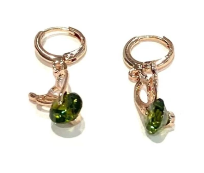 Nuevos aretes tipo aro colgantes de peridoto mariposa rellenos de oro rosa de 14k Foto 1 de 2