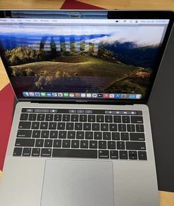 MacBook Pro 2.4GHz Quad Core Intel i5, 13" 2019 Four Thunderbolt 3 Ports. - Afbeelding 1 van 18