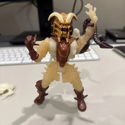 Figura de acción Predator 1994 6" Stalker Brilla en la oscuridad Juguete Kenner De colección Foto 1 de 4