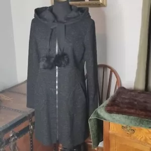 Cop Copine schwarz grauer Wollmantel mit Kapuze Fellbommel Jacke - Größe M - Bild 1 von 10