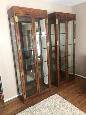 Vitrina de dos puertas Henredon Campaign Scene One Collection Foto 1 de 4