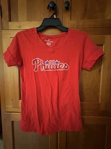 MLB Philadelphia Phillies V-Neck T-Shirt Rot Damen Fitted M Medium Baseball - Bild 1 von 6
