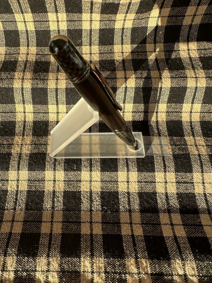 Bolígrafo giratorio de ébano y fibra de carbono torneado a mano Foto 1 de 4